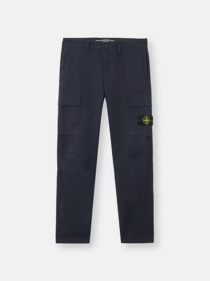Pantalon cargo à coupe fuselée classique avec poches zippées. Pantalon cargo à coupe fuselée classique avec poches zippées.