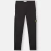 Pantalon cargo à coupe fuselée classique avec poches zippées. Pantalon cargo à coupe fuselée classique avec poches zippées.
