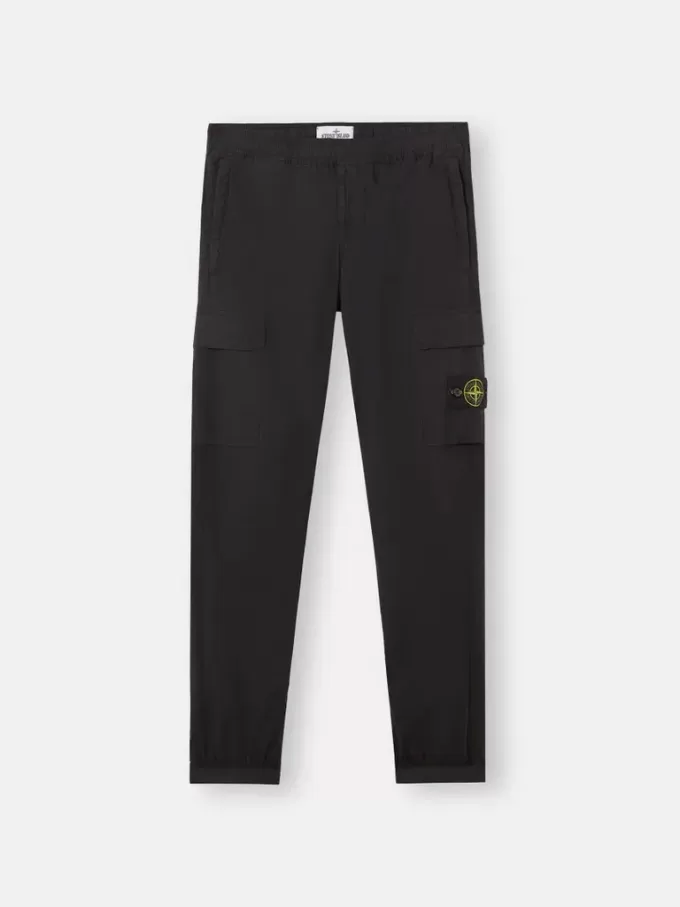 Pantalon cargo à coupe fuselée classique avec poches zippées. Pantalon cargo à coupe fuselée classique avec poches zippées.