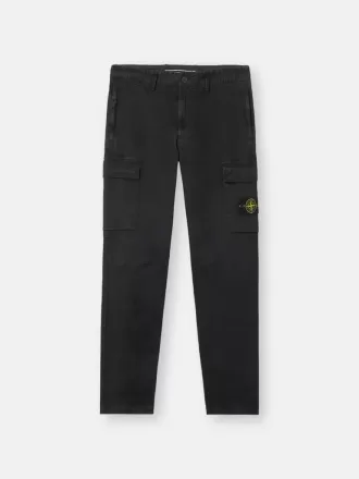 Pantalon cargo à coupe fuselée classique avec poches zippées. Pantalon cargo à coupe fuselée classique avec poches zippées.