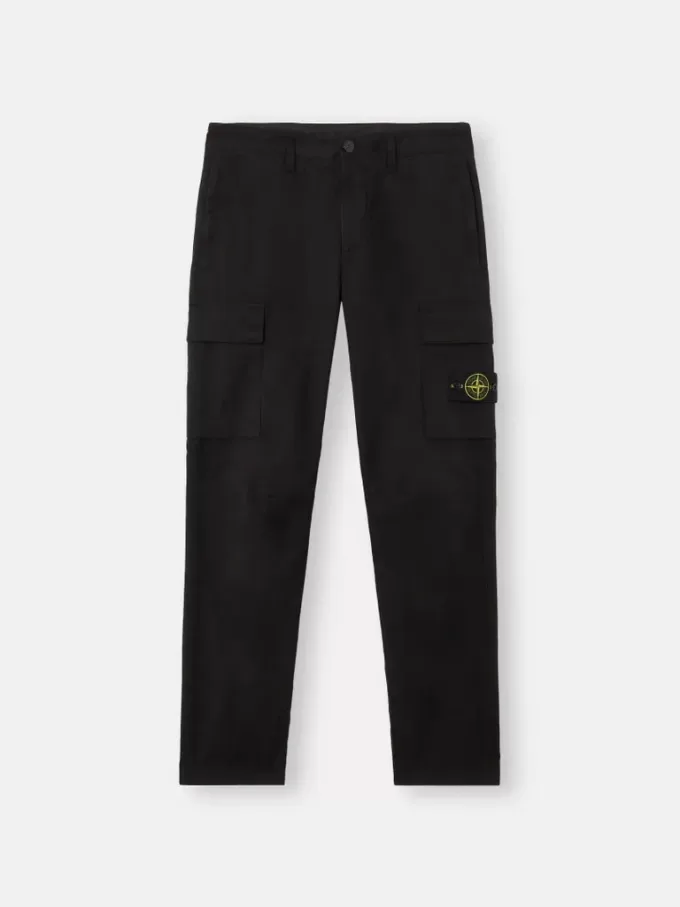 Pantalon cargo à coupe fuselée classique avec poches zippées. Pantalon cargo à coupe fuselée classique avec poches zippées.