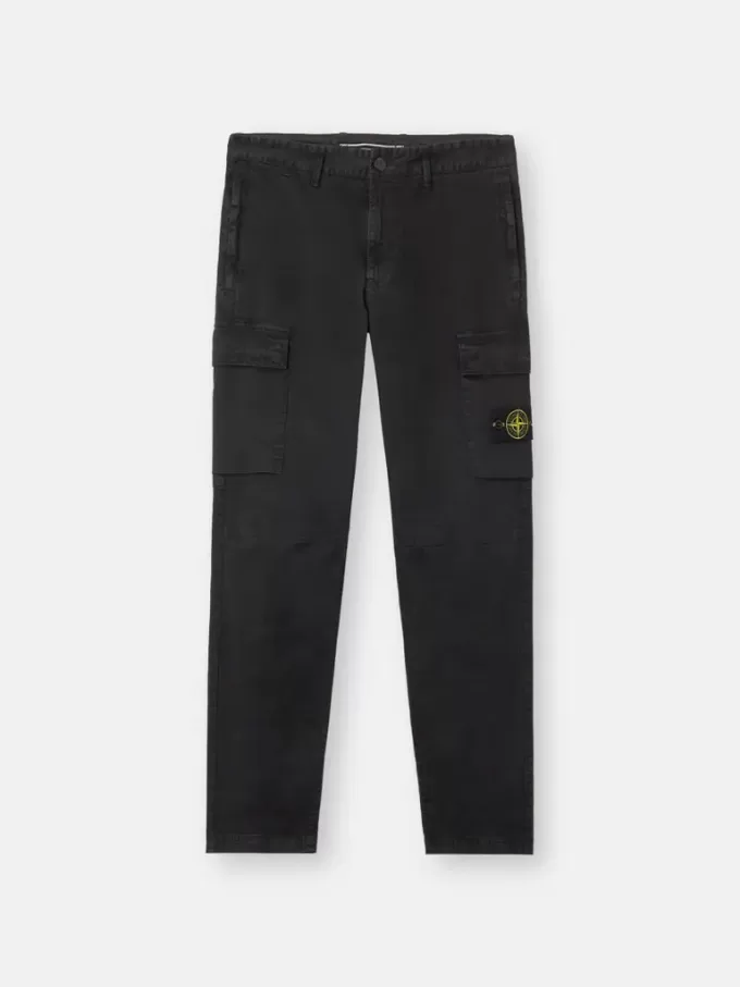 Pantalon cargo à coupe fuselée classique avec poches zippées. Pantalon cargo à coupe fuselée classique avec poches zippées.