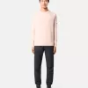 Pantalon cargo à coupe fuselée classique avec poches zippées. Pantalon cargo à coupe fuselée classique avec poches zippées.