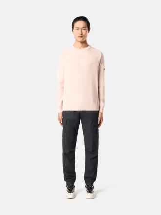 Pantalon cargo à coupe fuselée classique avec poches zippées. Pantalon cargo à coupe fuselée classique avec poches zippées.