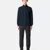 Pantalon cargo à coupe fuselée classique avec poches zippées. Pantalon cargo à coupe fuselée classique avec poches zippées.