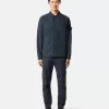 Pantalon cargo à coupe fuselée classique avec poches zippées. Pantalon cargo à coupe fuselée classique avec poches zippées.