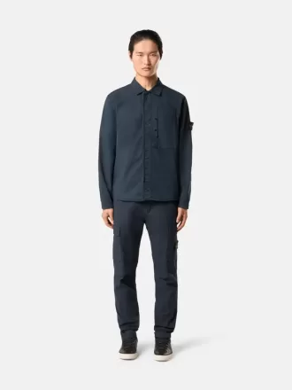 Pantalon cargo à coupe fuselée classique avec poches zippées. Pantalon cargo à coupe fuselée classique avec poches zippées.