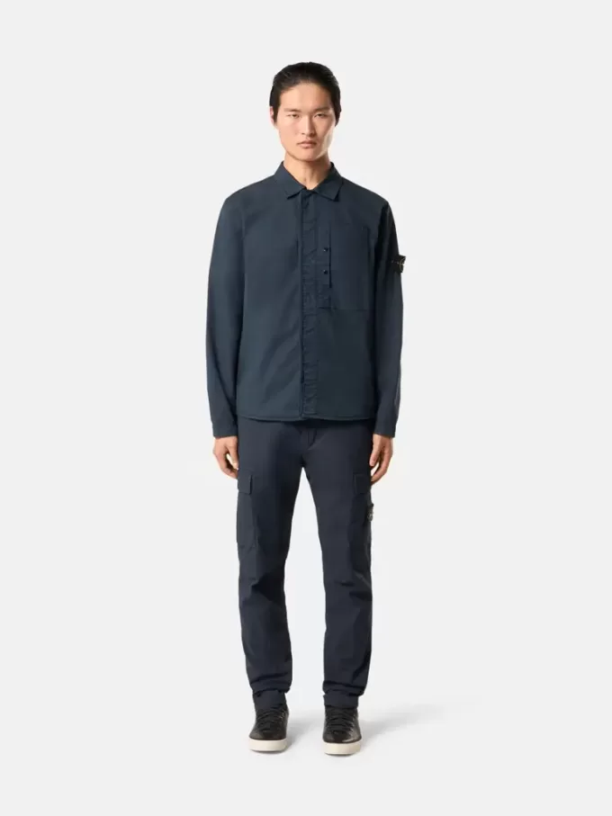 Pantalon cargo à coupe fuselée classique avec poches zippées. Pantalon cargo à coupe fuselée classique avec poches zippées.