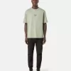 Pantalon cargo à coupe fuselée classique avec poches zippées. Pantalon cargo à coupe fuselée classique avec poches zippées.