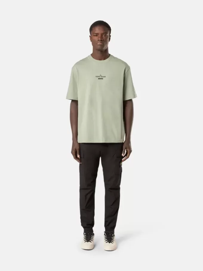 Pantalon cargo à coupe fuselée classique avec poches zippées. Pantalon cargo à coupe fuselée classique avec poches zippées.