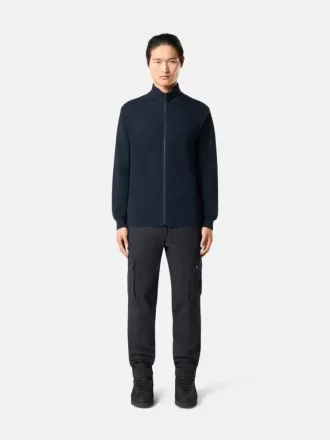 Pantalon cargo à coupe fuselée classique avec poches zippées. Pantalon cargo à coupe fuselée classique avec poches zippées.