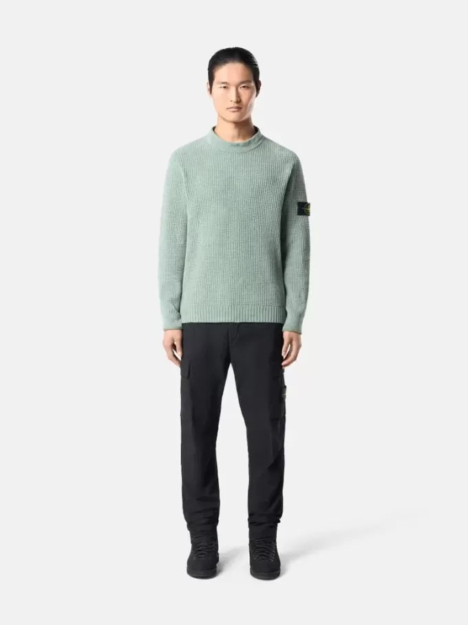 Pantalon cargo à coupe fuselée classique avec poches zippées. Pantalon cargo à coupe fuselée classique avec poches zippées.