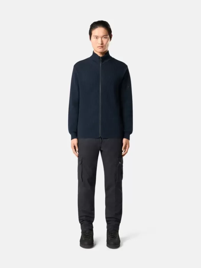 Pantalon cargo à coupe fuselée classique avec poches zippées. Pantalon cargo à coupe fuselée classique avec poches zippées.