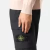 Pantalon cargo à coupe fuselée classique avec poches zippées. Pantalon cargo à coupe fuselée classique avec poches zippées.