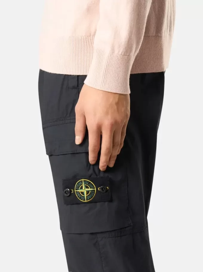 Pantalon cargo à coupe fuselée classique avec poches zippées. Pantalon cargo à coupe fuselée classique avec poches zippées.