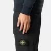 Pantalon cargo à coupe fuselée classique avec poches zippées. Pantalon cargo à coupe fuselée classique avec poches zippées.