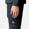 Pantalon cargo à coupe fuselée classique avec poches zippées. Pantalon cargo à coupe fuselée classique avec poches zippées.