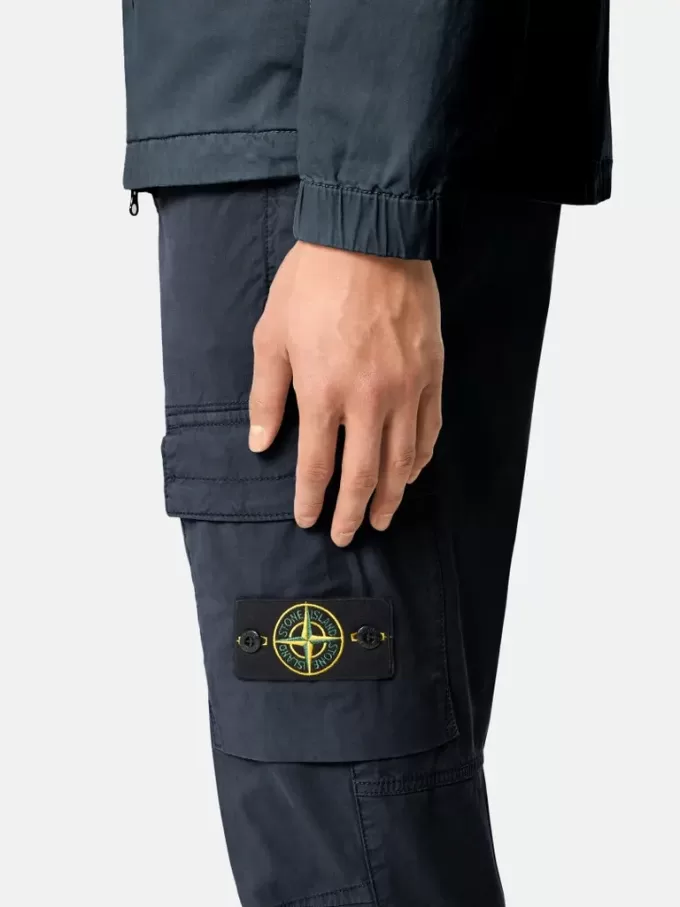 Pantalon cargo à coupe fuselée classique avec poches zippées. Pantalon cargo à coupe fuselée classique avec poches zippées.