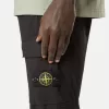 Pantalon cargo à coupe fuselée classique avec poches zippées. Pantalon cargo à coupe fuselée classique avec poches zippées.