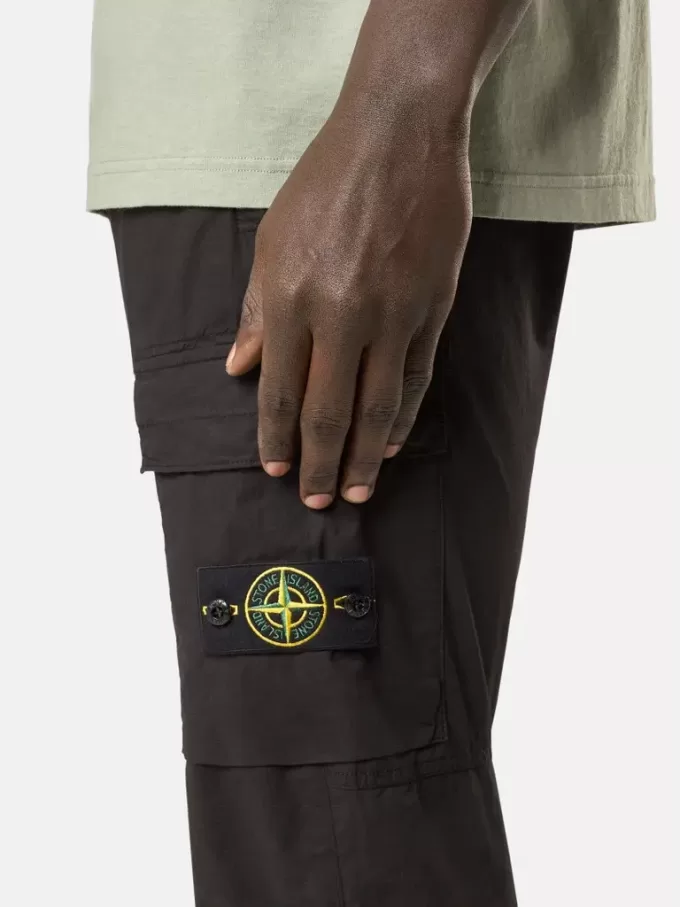 Pantalon cargo à coupe fuselée classique avec poches zippées. Pantalon cargo à coupe fuselée classique avec poches zippées.