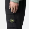 Pantalon cargo à coupe fuselée classique avec poches zippées. Pantalon cargo à coupe fuselée classique avec poches zippées.