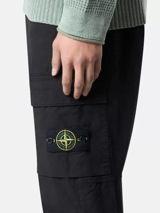 Pantalon cargo à coupe fuselée classique avec poches zippées. Pantalon cargo à coupe fuselée classique avec poches zippées.