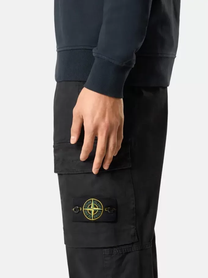 Pantalon cargo à coupe fuselée classique avec poches zippées. Pantalon cargo à coupe fuselée classique avec poches zippées.