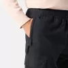 Pantalon cargo à coupe fuselée classique avec poches zippées. Pantalon cargo à coupe fuselée classique avec poches zippées.