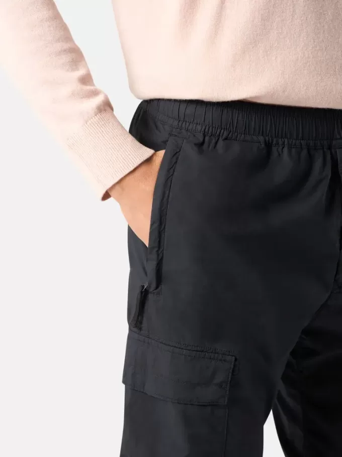 Pantalon cargo à coupe fuselée classique avec poches zippées. Pantalon cargo à coupe fuselée classique avec poches zippées.