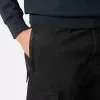 Pantalon cargo à coupe fuselée classique avec poches zippées. Pantalon cargo à coupe fuselée classique avec poches zippées.