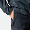 Pantalon cargo à coupe fuselée classique avec poches zippées. Pantalon cargo à coupe fuselée classique avec poches zippées.