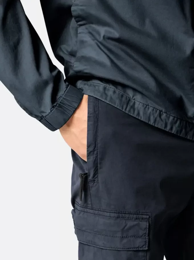 Pantalon cargo à coupe fuselée classique avec poches zippées. Pantalon cargo à coupe fuselée classique avec poches zippées.