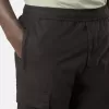 Pantalon cargo à coupe fuselée classique avec poches zippées. Pantalon cargo à coupe fuselée classique avec poches zippées.