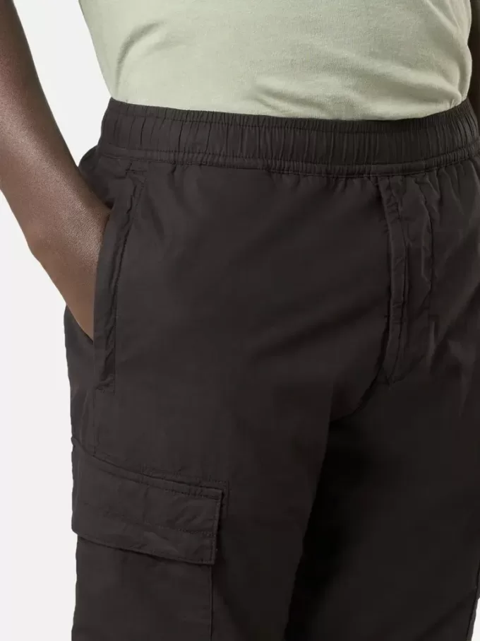Pantalon cargo à coupe fuselée classique avec poches zippées. Pantalon cargo à coupe fuselée classique avec poches zippées.