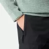 Pantalon cargo à coupe fuselée classique avec poches zippées. Pantalon cargo à coupe fuselée classique avec poches zippées.