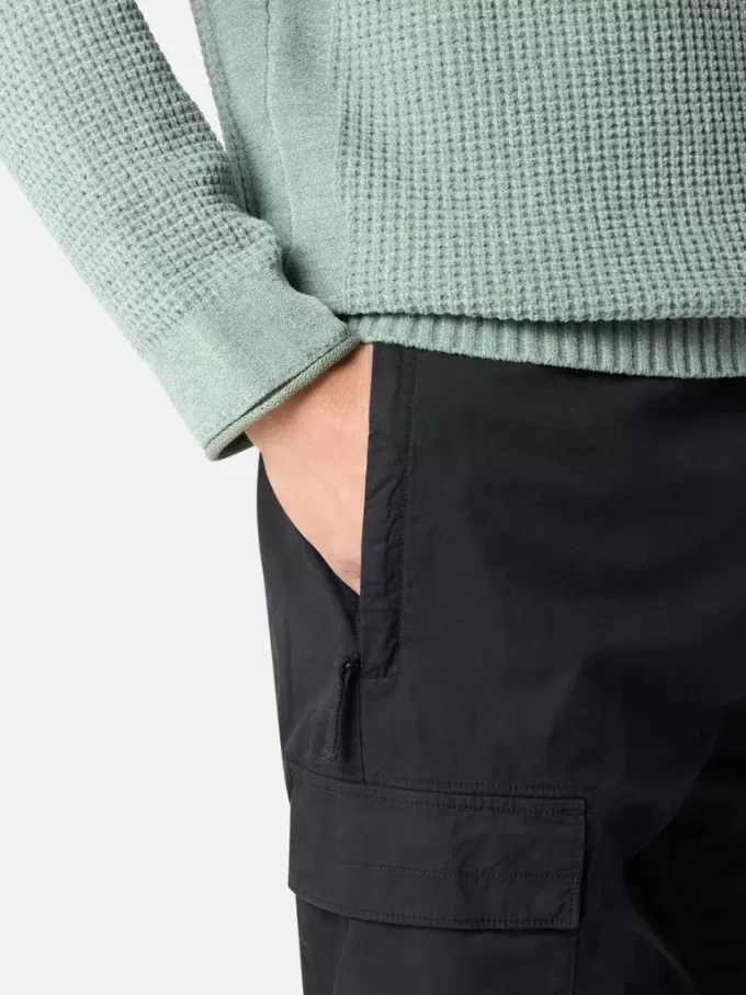 Pantalon cargo à coupe fuselée classique avec poches zippées. Pantalon cargo à coupe fuselée classique avec poches zippées.