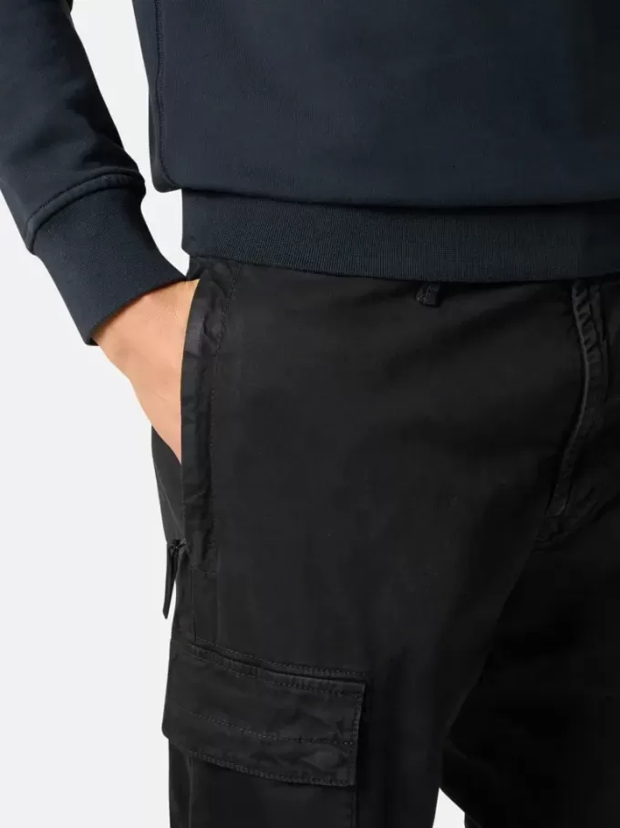 Pantalon cargo à coupe fuselée classique avec poches zippées. Pantalon cargo à coupe fuselée classique avec poches zippées.