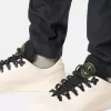 Pantalon cargo à coupe fuselée classique avec poches zippées. Pantalon cargo à coupe fuselée classique avec poches zippées.