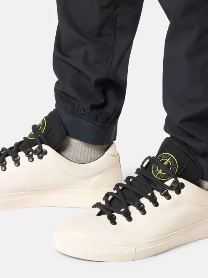Pantalon cargo à coupe fuselée classique avec poches zippées. Pantalon cargo à coupe fuselée classique avec poches zippées.