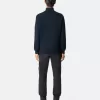 Pantalon cargo à coupe fuselée classique avec poches zippées. Pantalon cargo à coupe fuselée classique avec poches zippées.