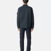 Pantalon cargo à coupe fuselée classique avec poches zippées. Pantalon cargo à coupe fuselée classique avec poches zippées.
