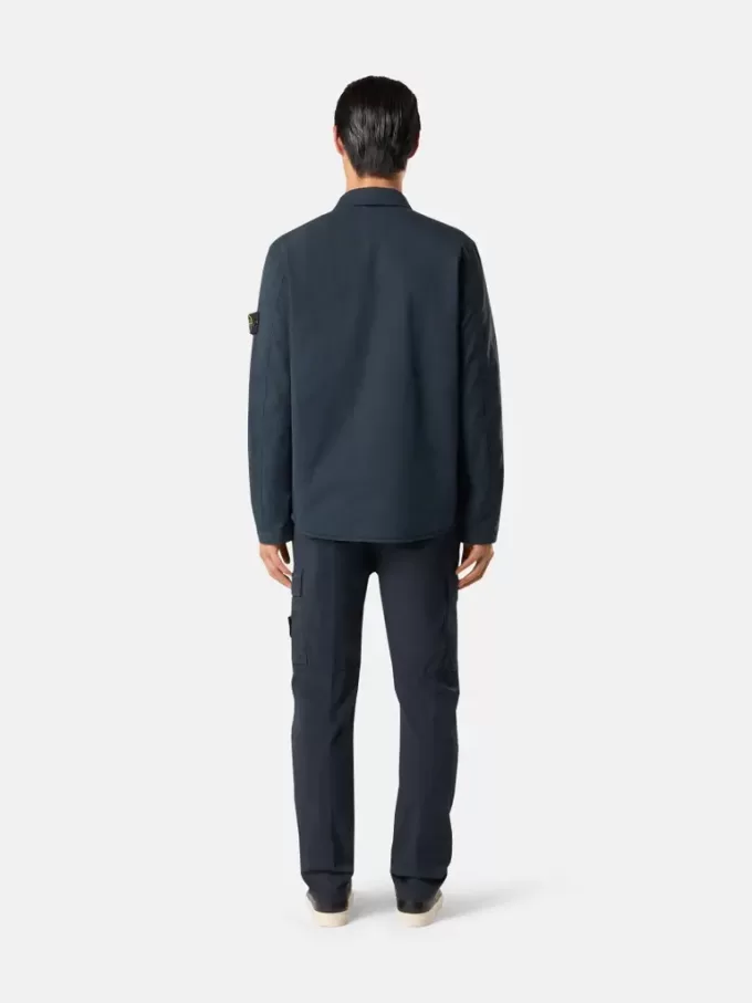 Pantalon cargo à coupe fuselée classique avec poches zippées. Pantalon cargo à coupe fuselée classique avec poches zippées.