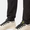 Pantalon cargo à coupe fuselée classique avec poches zippées. Pantalon cargo à coupe fuselée classique avec poches zippées.