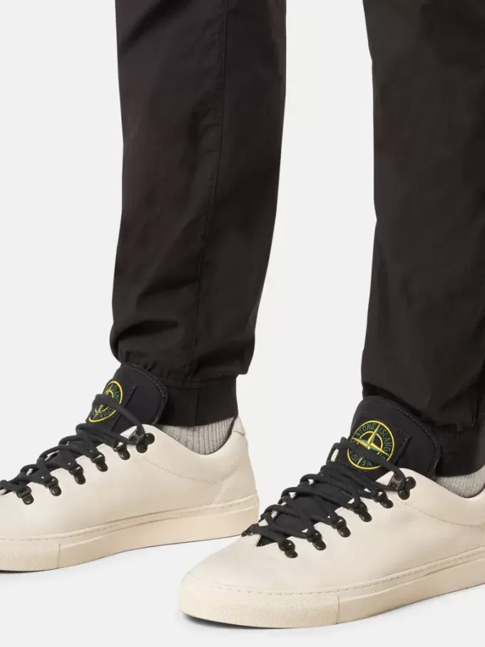 Pantalon cargo à coupe fuselée classique avec poches zippées. Pantalon cargo à coupe fuselée classique avec poches zippées.