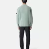 Pantalon cargo à coupe fuselée classique avec poches zippées. Pantalon cargo à coupe fuselée classique avec poches zippées.