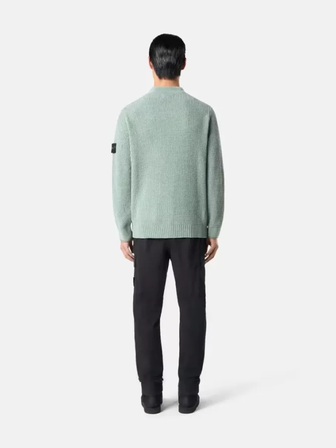 Pantalon cargo à coupe fuselée classique avec poches zippées. Pantalon cargo à coupe fuselée classique avec poches zippées.