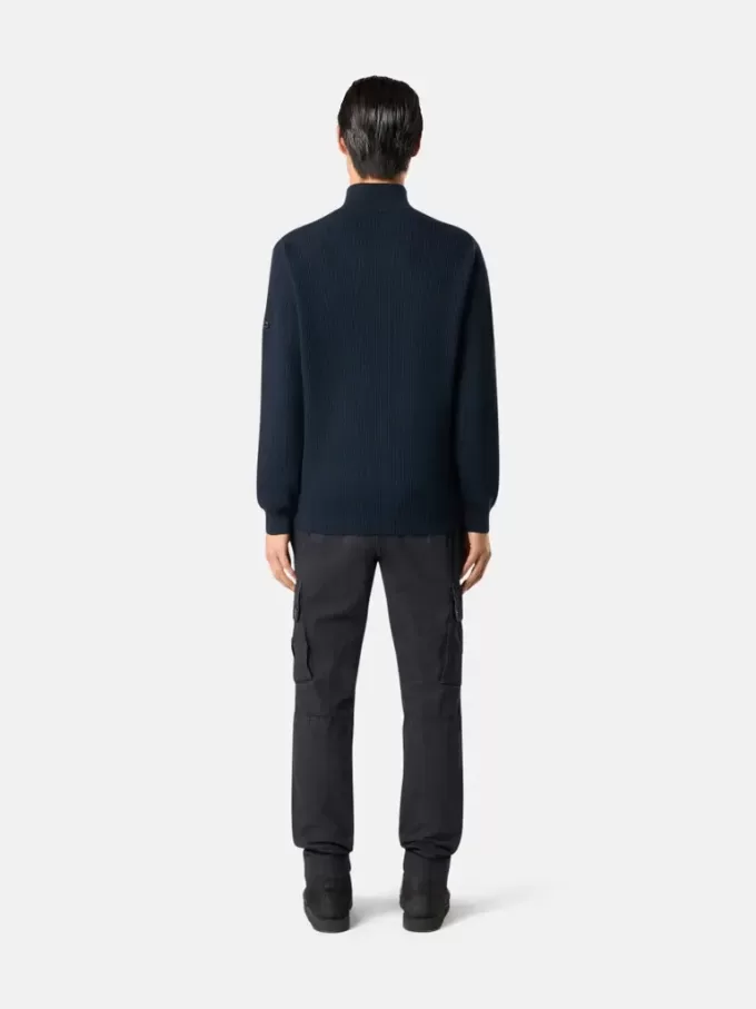 Pantalon cargo à coupe fuselée classique avec poches zippées. Pantalon cargo à coupe fuselée classique avec poches zippées.