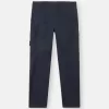 Pantalon cargo à coupe fuselée classique avec poches zippées. Pantalon cargo à coupe fuselée classique avec poches zippées.