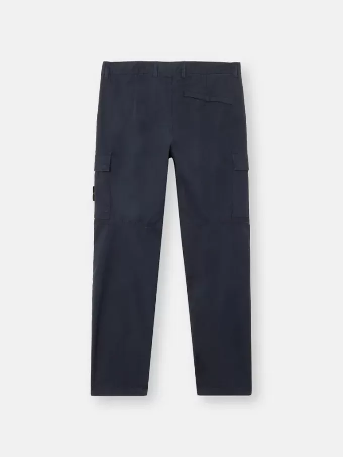 Pantalon cargo à coupe fuselée classique avec poches zippées. Pantalon cargo à coupe fuselée classique avec poches zippées.