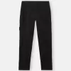 Pantalon cargo à coupe fuselée classique avec poches zippées. Pantalon cargo à coupe fuselée classique avec poches zippées.